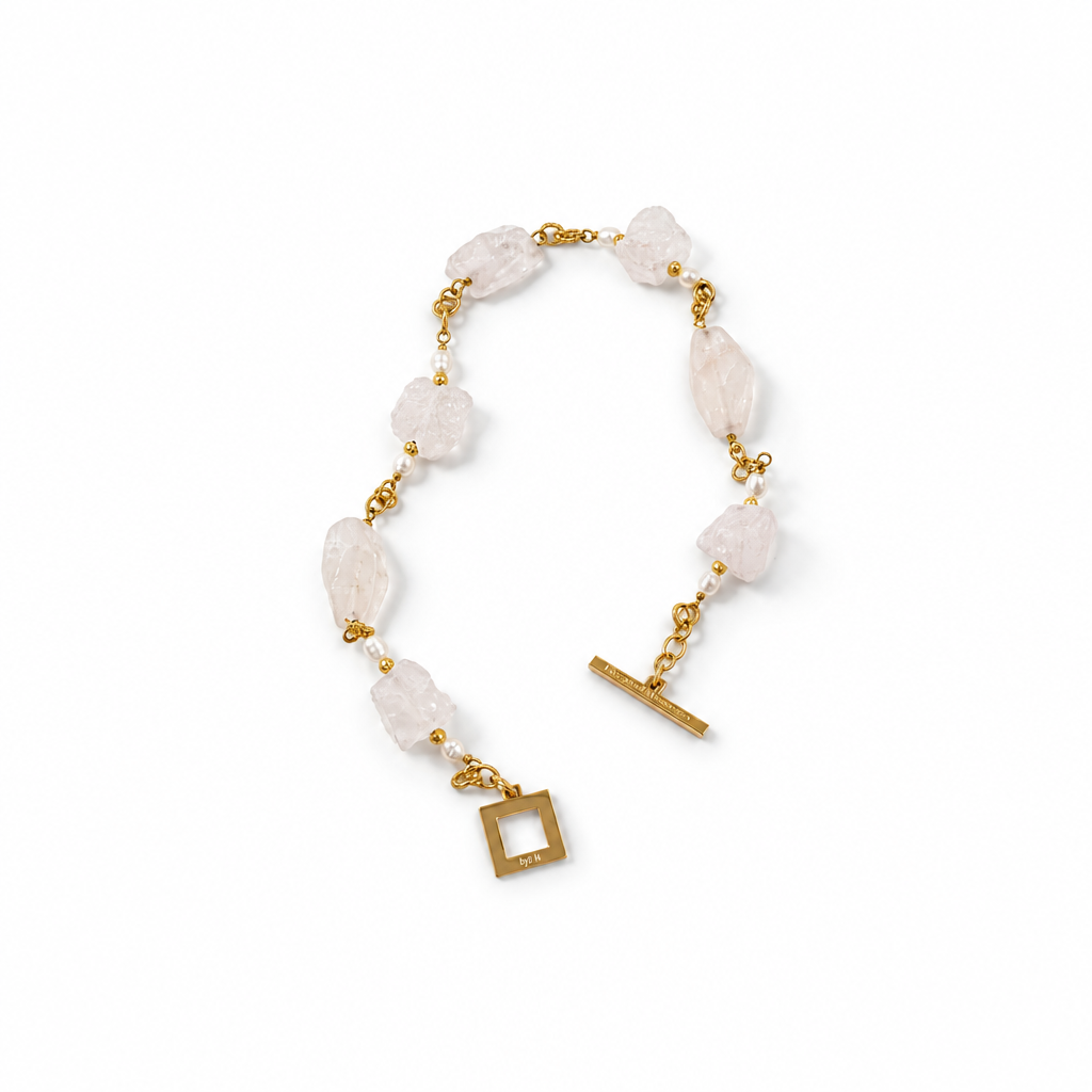 Handgjort kort halsband med rå och polerad bergkristall, vita sötvattenspärlor och 18K guld PVD. 55 cm långt och tillverkat i liten upplaga av Sussie Brandeby 