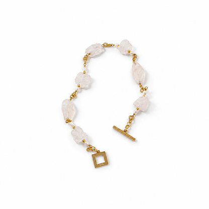 Handgjort kort halsband med rå och polerad bergkristall, vita sötvattenspärlor och 18K guld PVD. 55 cm långt och tillverkat i liten upplaga av Sussie Brandeby 